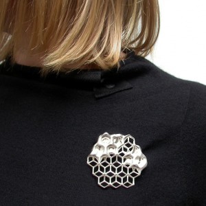 go_cognitive-hexagon_brooch_use_01