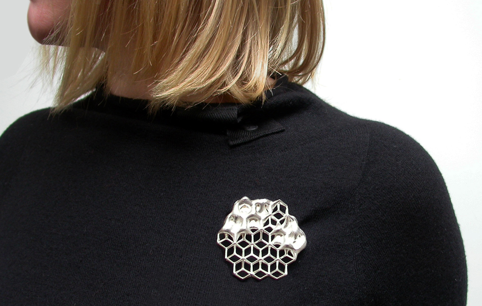 go_cognitive-hexagon_brooch_use_01