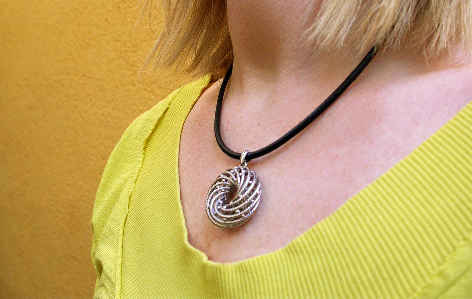 go_helix_necklace_use_01
