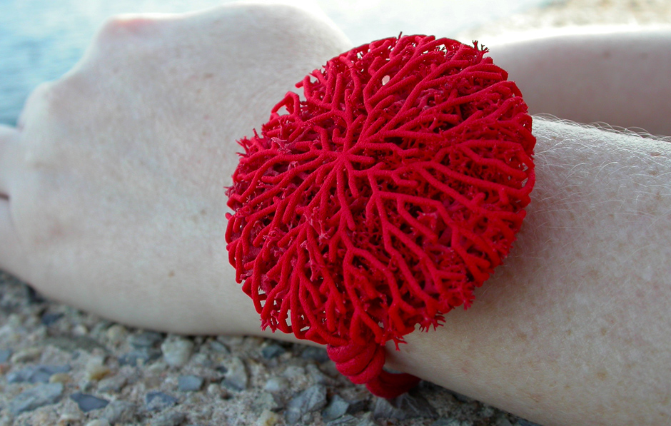 go_coral_bracelet_use_04